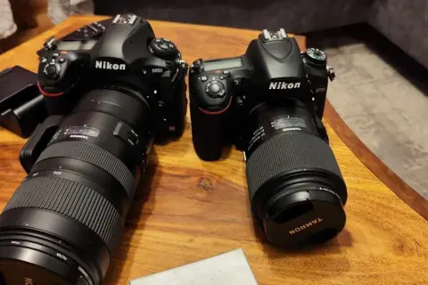 Dwa aparaty Nikon D850 i D750 z obiektywami Tamron. Sprawdź aktualną nikon d850 cena.