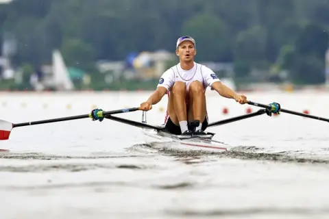 Wioślarstwo czy kajakarstwo? Poznaj kluczowe różnice i wybierz sport dla siebie