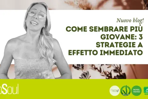 Donna con occhiali parla di come sembrare più giovane con 3 strategie a effetto immediato. Logo bSoul e certificazioni bio.