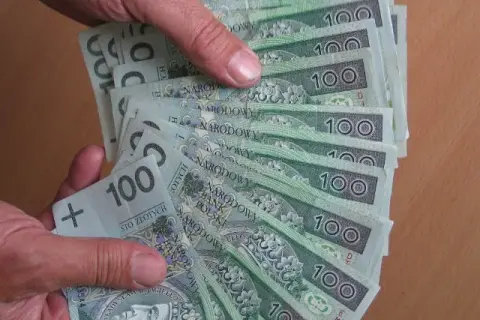 Kiedy trzeba oddać zasiłek rodzinny? Sprawdź, czy musisz zwrócić pieniądze