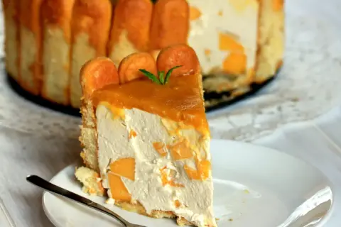 Pyszny sernik z mango i mascarpone, udekorowany biszkoptami i musem mango. Idealny deser na lato.