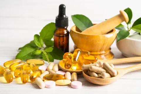 Naturheilkunde mit Pillen und Kapseln. Vorsicht bei zu hoher Dosierung von Vitamin E, Nebenwirkungen sind möglich.