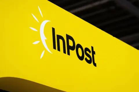 Logo InPost na żółtym tle. Zapewnij sobie spokój ducha dzięki opcji inpost ubezpieczenie paczki.