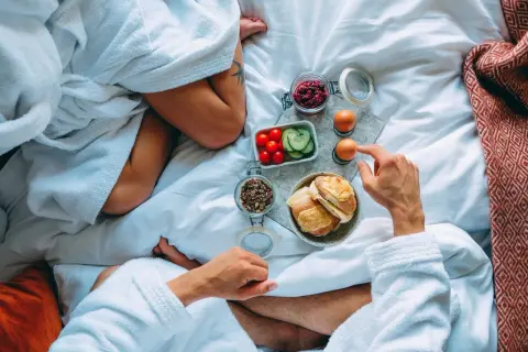En mysig frukost på sängen på Marstrands Havshotell. Frukostmackor, ägg, grönsaker och müsli.