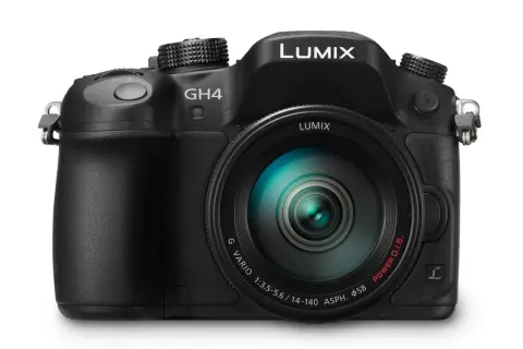 Czarny aparat Panasonic Lumix GH4 z obiektywem.