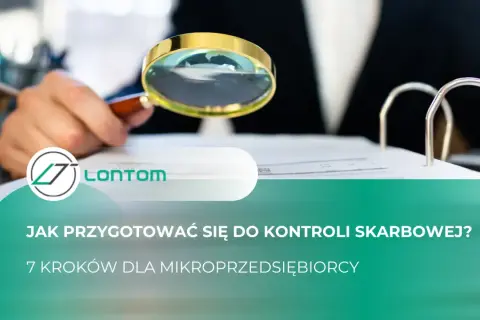 Ręka z lupą bada dokumenty. Poradnik "Jak przygotować się do kontroli skarbowej?" dla mikroprzedsiębiorców.