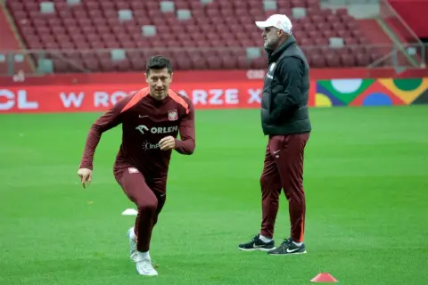 Robert Lewandowski, który ma najwięcej występów w reprezentacji Polski, podczas treningu. Obok niego stoi trener.