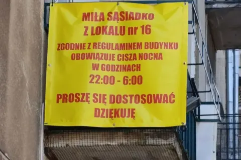 Żółty baner informuje miłą sąsiadkę z lokalu nr 16, że zgodnie z regulaminem budynku obowiązuje cisza nocna w godzinach 22:00-6:00.