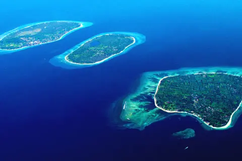Gili Air och dess grannöar, frodiga och gröna, omgivna av turkost vatten. En drömresa till paradiset.
