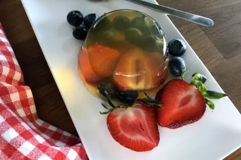 Postre de gelatina con fresas y arándanos, una de las muchas recetas con gelatina que puedes preparar.