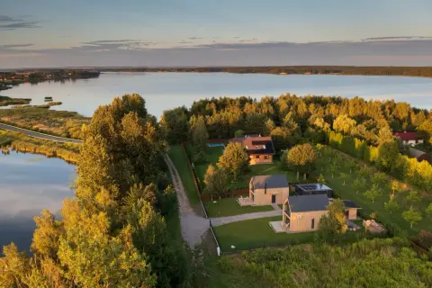Idealne miejsce na romantyczny weekend lubelskie: nowoczesne domki nad jeziorem, otoczone zielenią i spokojem.