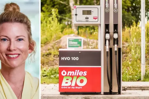 Kvinna ler bredvid en pump för HVO 100, framtidens drivmedel. Miles BIO – grönt tar dig längre.