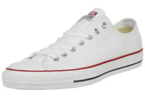 Scarpa bianca Converse All Star, modello basso, con lacci e logo "Converse All Star" sulla linguetta. La suola presenta le classiche strisce rosse e blu.