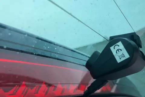 Kamera samochodowa z nalepką CE przyklejona do tylnej szyby. Jak odkleić kamerę z szyby?