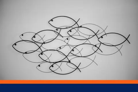 Décoration fil de fer tuto : un banc de poissons stylisés en métal noir, une idée déco originale pour un mur.