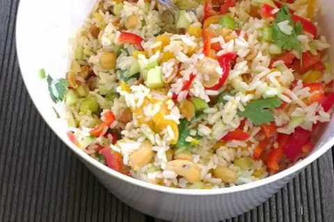 Bunter Reissalat mit Paprika, Erbsen und Cashewkernen. Ein köstliches Reissalat Rezept für den Sommer.