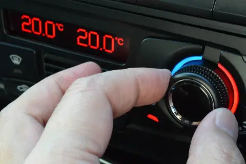 Czy po włączeniu klimatyzacji włącza się wentylator? Sprawdź, co może być nie tak