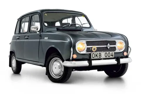 En mörkgrå Renault 4, en klassisk bil med rundade former och kromdetaljer, står redo för äventyr.