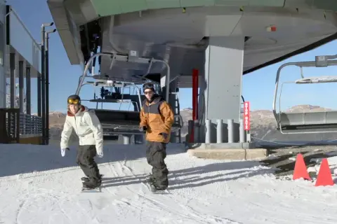 Jak bezpiecznie zsiąść z wyciągu na snowboardzie? Poradnik krok po kroku