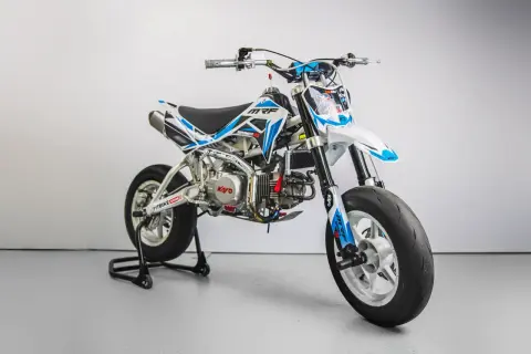 Biało-niebieski pit bike MRF Supermoto 140 na stojaku, z widocznym silnikiem Kayo.