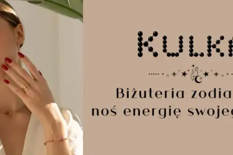 Kobieta w biżuterii zodiakalnej. Symbol serca, gwiazdy i księżyc. "Biżuteria zodiakalna, noś energię swojego znaku".