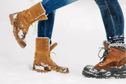 Jak dbać o buty? Poradnik: skóra, zamsz, tkaniny, zima