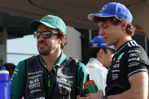 Fernando Alonso, a pesar de su edad, muestra su experiencia en la F1 junto a un joven piloto.
