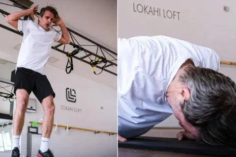 Mężczyzna w białej koszulce i czarnych spodenkach wykonuje ćwiczenie burpee. Widać go w dwóch fazach: w powietrzu i w pozycji deski.