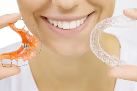 Uśmiechnięta twarz z aparatem ortodontycznym i przezroczystymi nakładkami. Dr Smile oferuje rozwiązania dla pięknego uśmiechu.
