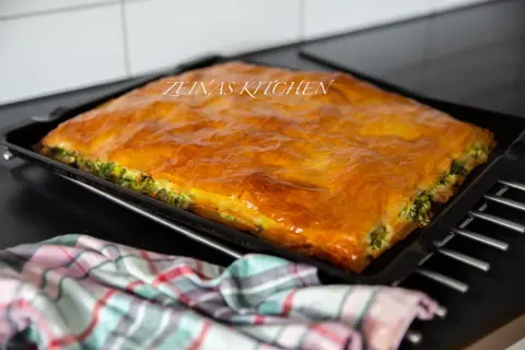 En gyllene filodegspaj med spenat och ost, redo att serveras. Ett perfekt filodeg recept för middagen.