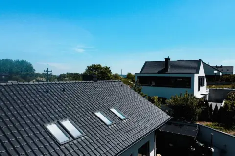 Nowoczesne domy z ciemną dachówką ceramiczną. Sprawdź, jaka jest dachówka ceramiczna cena za m2.