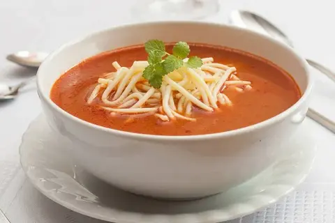 Zupa pomidorowa z makaronem: ile kalorii kryje Twój talerz?
