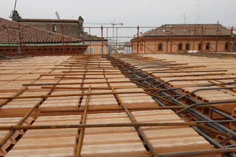 Armatura per solaio in laterizio. Per capire se un muro è portante, osserva la sua continuità e lo spessore.