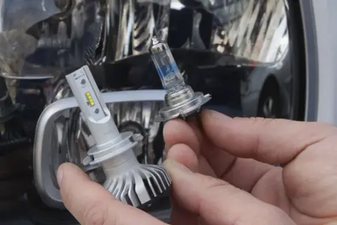 Porównanie żarówki H7 LED z tradycyjną. Nowoczesne oświetlenie z homologacją polską.