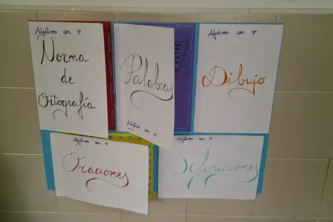 Póster educativo sobre adjetivos con "v": "Norma de Ortografía", "Palabras", "Dibujo", "Oraciones" y "Definiciones".
