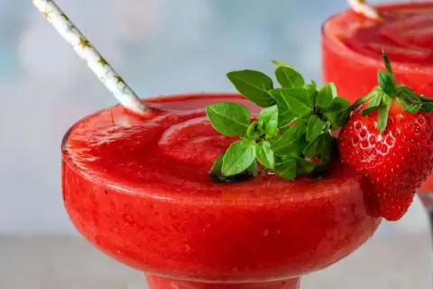 Erfrischender Erdbeer Daiquiri, perfekt für heiße Tage. Dieses Erdbeer Daiquiri Rezept ist einfach und lecker.