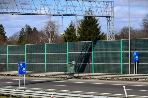 Znak informuje o odcinkowym pomiarze prędkości S3. Uważaj na ograniczenia!