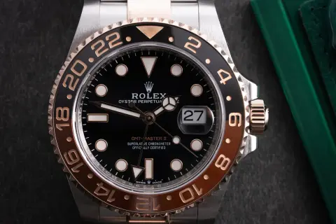 Reloj Rolex GMT-Master II, un verdadero root master en español, con bisel bicolor y detalles en oro rosa.