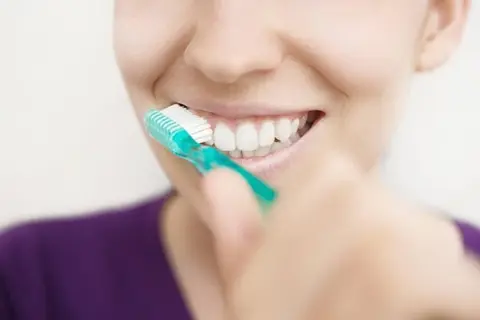 Sonrisa radiante con cepillado dental. Dientes blancos y sanos gracias a la rutina de higiene bucal.
