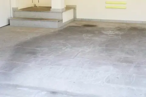 Suelo de granito muy sucio con marcas y manchas. Se muestra cómo limpiar suelo de granito muy sucio.