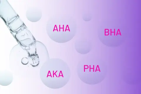 Kropla serum z pipety, a w tle kule z napisami AHA, BHA, AKA, PHA.