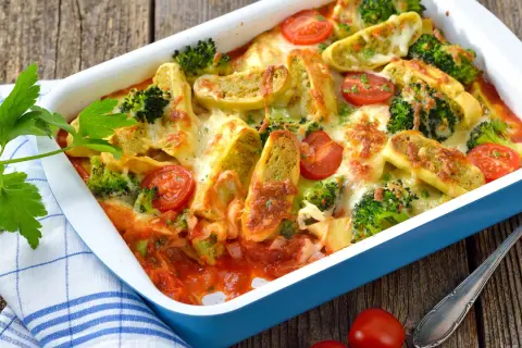 Herzhafter Maultaschen Auflauf mit Brokkoli und Tomaten, überbacken mit Käse. Ein Genuss für die ganze Familie.