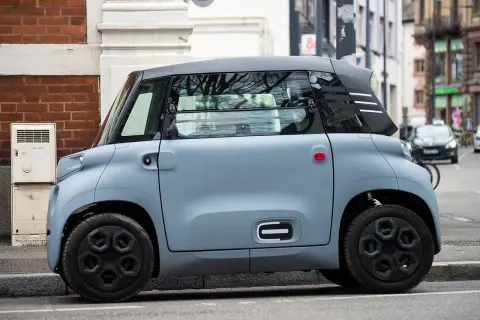 Citroën Ami, un veicolo compatto e agile, perfetto per muoversi in città. Le sue dimensioni ridotte lo rendono ideale per parcheggiare ovunque.