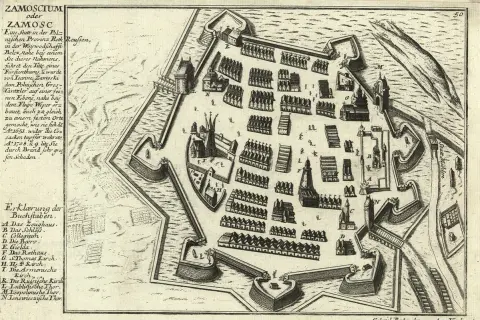 Stara mapa Zamościa z fortyfikacjami, budynkami i ulicami. Widoczne bramy, kościoły i ratusz.