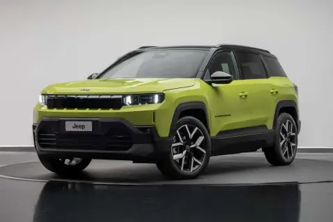 Nowy Jeep Compass 2025 w jaskrawym kolorze, gotowy na przygodę.