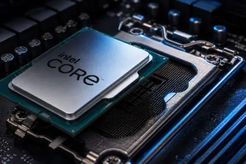 Intel Core Prozessor der Raptor Lake Generation, bereit für Höchstleistung auf einem Motherboard.