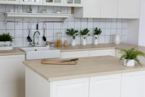 Co na blat kuchenny? Wybierz najlepszy materiał dla swojej kuchni
