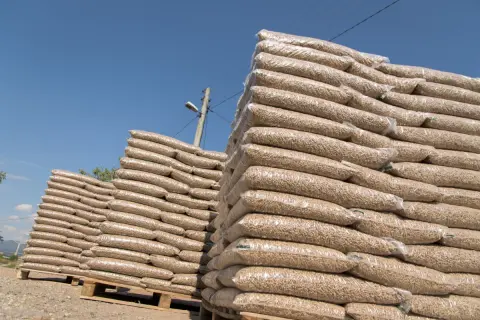 Immenses piles de sacs transparents remplis de tva pellet, prêts pour l'hiver.