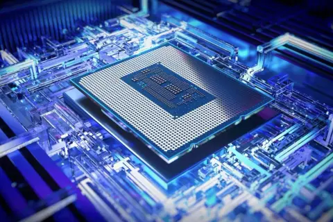 Nowoczesny procesor na niebieskiej płycie głównej, idealny do RTX 4060.
