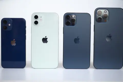 Quatre iPhones de la gamme iPhone 12, du plus petit au plus grand, en bleu nuit, vert pâle et deux bleus foncés.